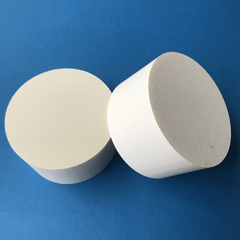 Honcomb ceramic catalyst carrier